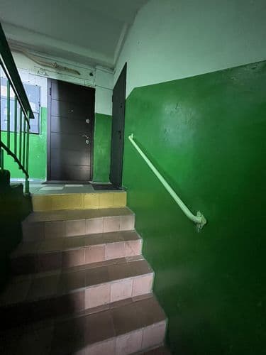 Трехкомная квартира в спальном районе Речицы. В шаговой доступности остановка, магазин, садик, школа и поликлиника. Квартира в кирпичном доме. Есть ...