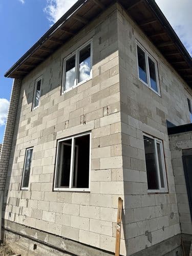 Продаётся законсервированное строение 2024 года, добротный двухэтажный коттедж 75% готовности. Стены выложены из евро-блоков ширина 40 см, полы желез...