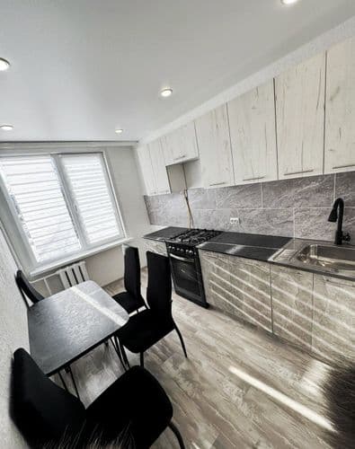 Продается светлая, уютная, теплая трехкомнатная квартира по адресу бульвар Непокорённых 81.В квартире сделан евро ремонт: стены выровнены, установлена...