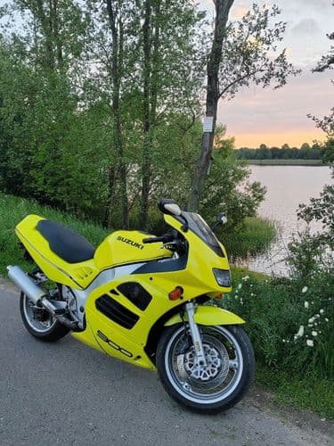 Suzuki RF 900 R