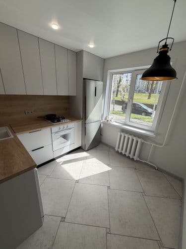 Продаётся светлая,современная 2-комнатная квартира, готовая к проживанию. Квартира расположена на 1 этаже 9-ти этажного панельного дома. Общая площадь...