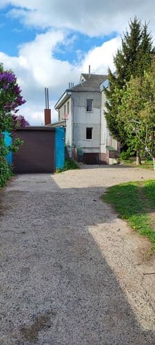 Отличный жилой дом для большой семьи.Все коммуникации подключены.На территории 2 больших гаража,баня,сарай.Обнесен забором со всех сторон.Материал сте...