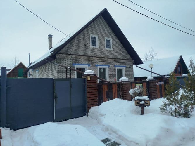 Продается жилой дом адаптированный под сдачу, для проживания 15 человек одновременно. Дом разделен на 2 части, каждая из которых имеет свой вход. В пе...