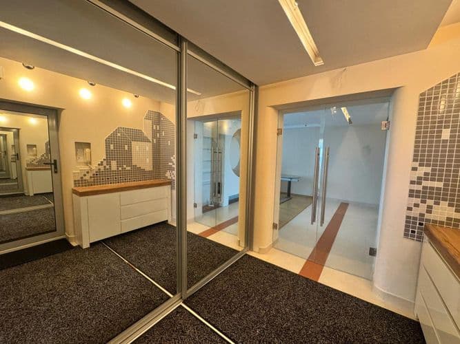 Лот. 67925 Продается великолепная трехкомнатная квартира на последнем, 10-м этаже кирпичного дома, построенного в 2000 году по улице Краснознамённой....