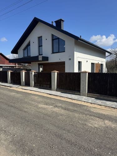 Продается новый дом в центре города. Частный сектор - район ЖК Роял Парк, ул.Парковая. Дом идеально сочетает в себе комфорт для большой семьи, атмосфе...