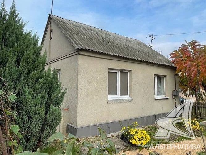 Жилой дом в г.Бресте. 1982 г.п. 1 этаж. Общ.СНБ - 62,2 кв.м, общ.- 49,7 кв.м, жил.- 34,8 кв.м, кух.- 8,3 кв.м. 3 комнаты, высота потолка - 2,60 м. Сте...