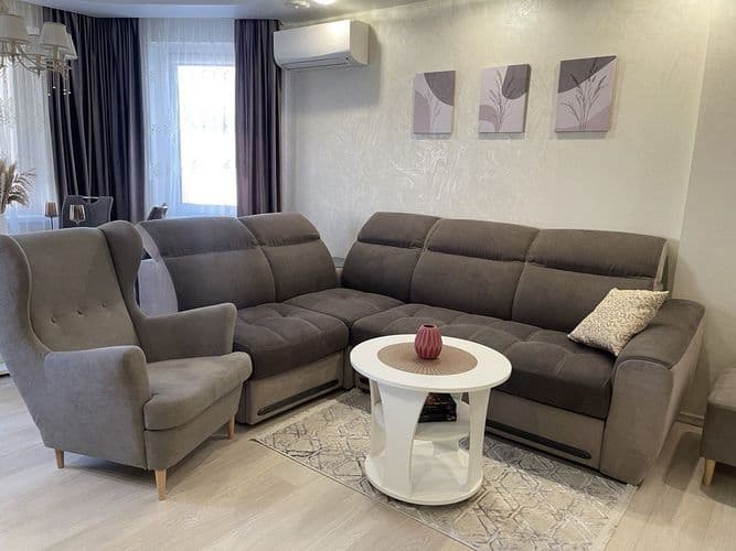 Сдается на длительный срок квартира на Грушевке с просторной гостиной и двумя отдельными комнатами. Квартира полностью укомплектована мебелью и техник...