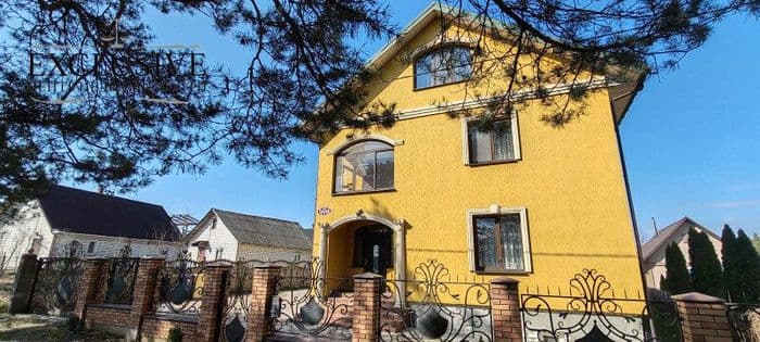 Продается очень интересный коттедж на Гожском направлении. Интеллигентный выдержанный особняк с 2-мя спальнями. Общая площадь здания 286 м2, общая пло...