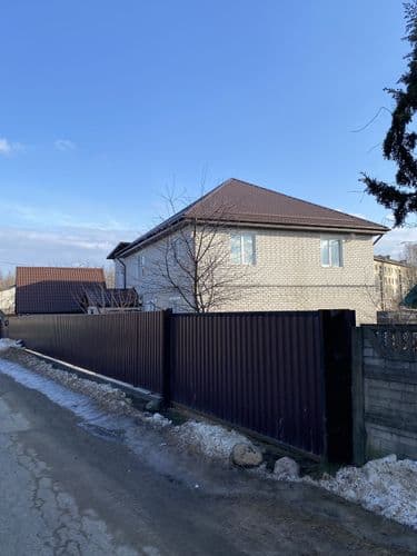 Продам дом в г. Чаусы. Продажа в связи с переездом в другой город. Дом полностью готов к проживанию.Имеются действующие хоз.постройки,баня,гараж,бесед...