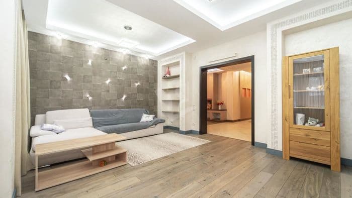 Сдается 6 -ти комнатный дом по пер. Можайского 3-ий . Общ.пл. площадь 250 м2., участок 5 соток, два уровня, В доме автономное отопление (газовый ко...