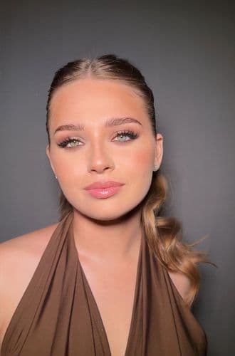 ВИЗАЖИСТ/ СТИЛИСТ ПО ПРИЧЕСКАМ