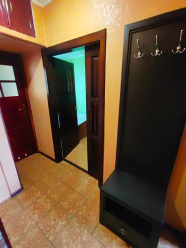 Сдаётся чистая, уютная 2_х комнатная квартира на первом этаже двухэтажного дома в самом центре города на длительный срок приличным людям без животных ...