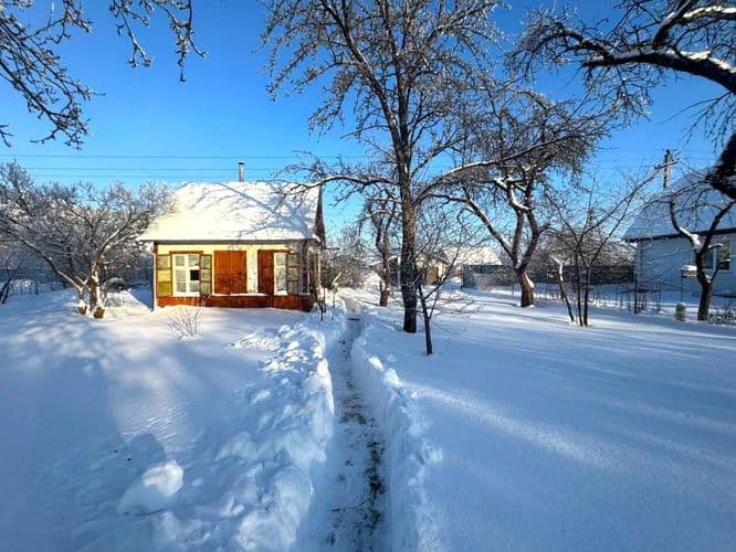 Предлагается к продаже просторная дача в живописном с/т «Дражня». Идеально подходит для полного восстановления или возведения нового дома для постоянн...