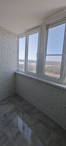 Качественный новый ремонт,металлическая входная дверь,межкомнатные МДФ, балкон утеплен,теплый пол,частично с мебелью.Рядом остановки общественного тра...