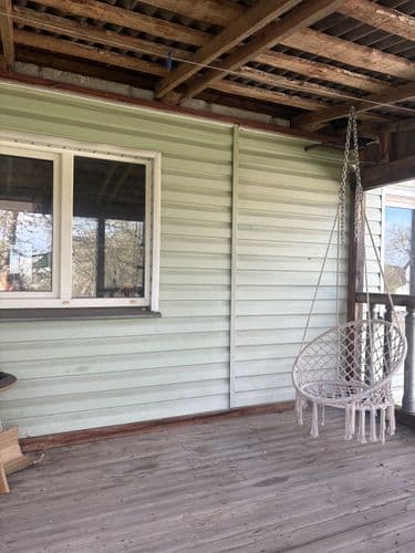 Дом в аренду. С мебелью и техникой. На полу ламинат, окна пвх. Отопление котел, дом очень теплый. Ванна и туалет в доме. На территории фруктовые дерев...