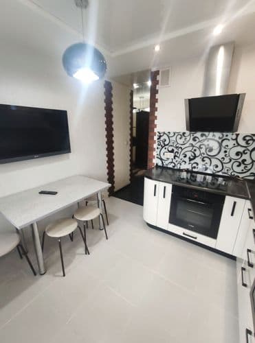 Сдам 1-м комнатную квартиру в авиагородке на длительный срок. . 2й этаж 9 ти этапного дома. Из мебели кухонный гарнитур и встроенный шкаф. На кухне хо...