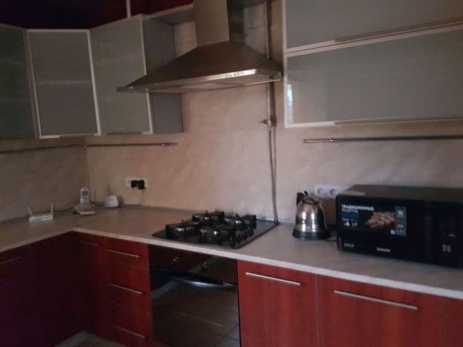 Дом находится рядом с центром города. Прекрасное расположение позволит Вам насыщенно проводить время. В шаговой доступности магазин продукты Санта