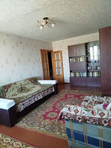 Квартира солнечная, просторная. В других комнатах живёт хозяйка- пенсионерка и ее взрослый сын. Недалеко - автобусная и троллейбусная остановка. Хотел...