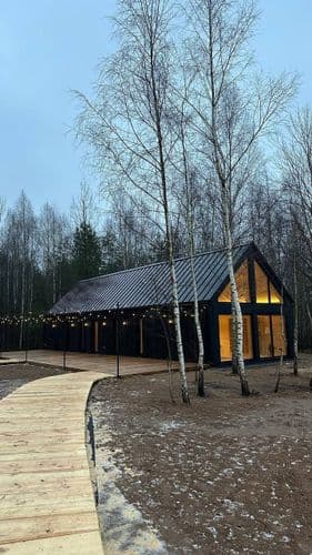 Дом в окружении леса Woodbarnhouse