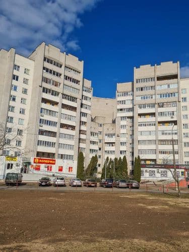 Продается светлая, уютная, теплая трехкомнатная квартира на втором этаже десятиэтажного дома.В квартире сделан хороший косметический ремонт: окна дере...