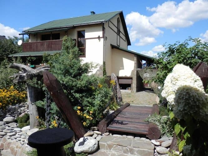 Предоставляется в аренду бревенчатый жилой дом. Природоохранная местность, крытая парковка для автомобиля, видеонаблюдение. До пляжа 200 метров, луг,...