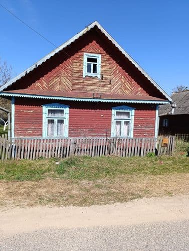 Деревянный дом в д.Ляда, печное отопление, вода колодец. Газ, интернет к дому подведён, большая летняя кухня с печкой лежанкой. На участке имеются хо...