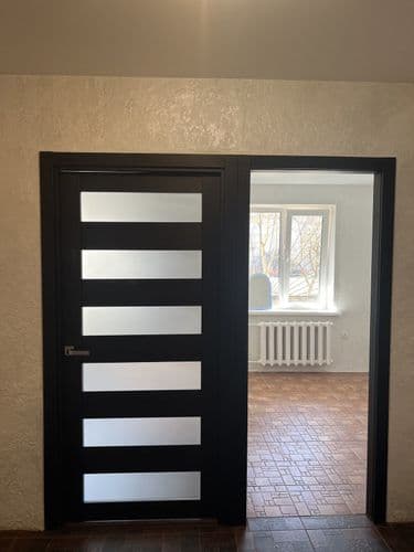 Однокомнатная квартира новой планировки со СВЕЖИМ РЕМОНТОМ в востребованном районе города, расположена на 1-м этаже (этаж достаточно высокий) 9-ти эта...