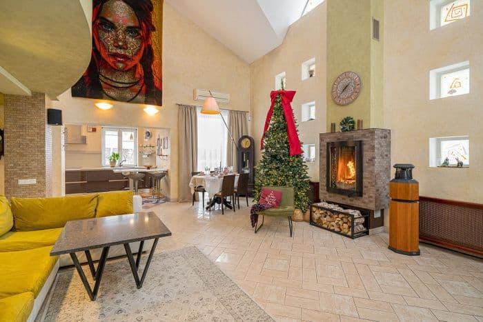 Сдается в долгосрочную аренду VIP дом в Минске с бассейном, хамамом, зоной барбекю, отапливаемым гаражом Первый этаж занимает просторная гостиная с к...