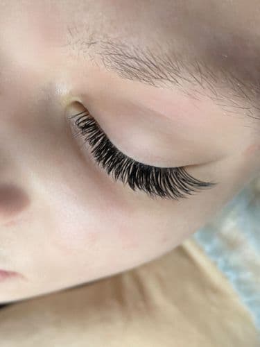 Модель на наращивание ресниц