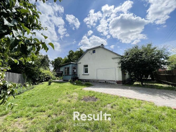 В продаже светлый просторный кирпичный дом прямо в черте г. Бреста. Дом расположен в микрорайоне Граевка не далеко от центра города. Участок- 0,0612 ...