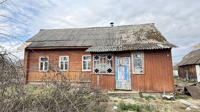 Продается деревянный дом с участком. Рядом с домом находится озеро- идеальное место для рыбалки и отдыха. Рядом остановка общественного транспорта. ...