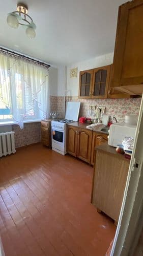 Сдам комнату в 3-х комнатной квартире. Удобное расположение, рядом остановка общественного транспорта, магазин. Университет в пары минут ходьбы. В дру...