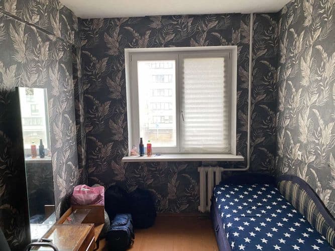 Сдаётся комната в 2комн квартире. Во второй комнате проживает парень. От ст. Молодёжная емин пешком. Плюс коммунальные платежи примерно 80руб