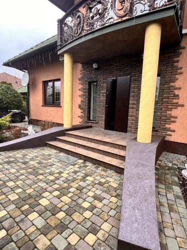 Только долгосрочная аренда Дом находится в микрорайоне Вулька. Локация лучше не придумаешь По периметру дома забор + живая изгородь из туй. Вся терр...