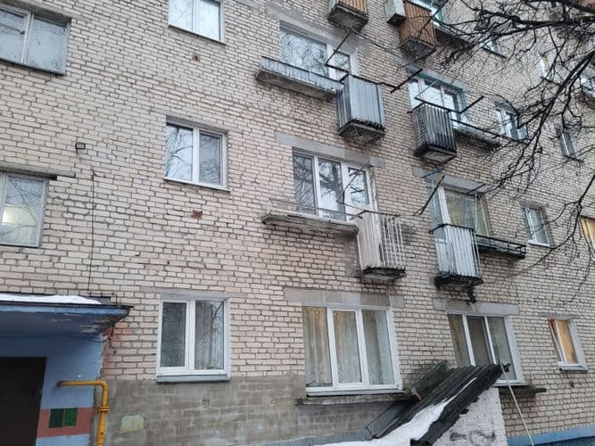 Дом малосемейного типа, сделан простой косметический ремонт, окна ПВХ, новая входная дверь, есть приборы воды и газа. Отличное месторасположение с раз