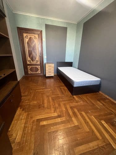 Сдается комната в 2ух комнатной квартире В соседней комнате проживает парень без вредных привычек До метро Малиновка 5 мин пешком Оплата месяц на пе...