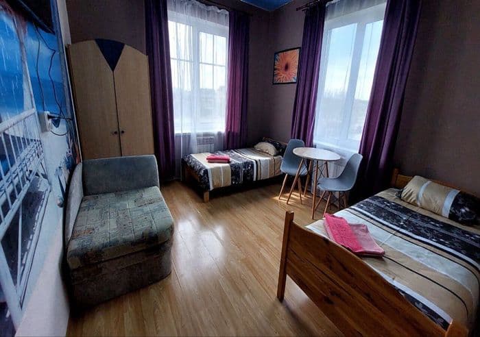 Сдается комната на время сессии заочникам, таксистам, работающим. В комнате есть постельное бельё, холодильник, чайник 2 односпальные кровати и раскл...