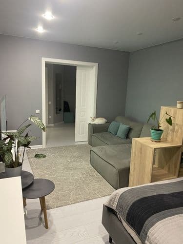 Двухкомнатная квартира в современном районе, развитая инфраструктура, школа в шаговой доступности, также 2 детских сада, поликлиника, и все необходимы...