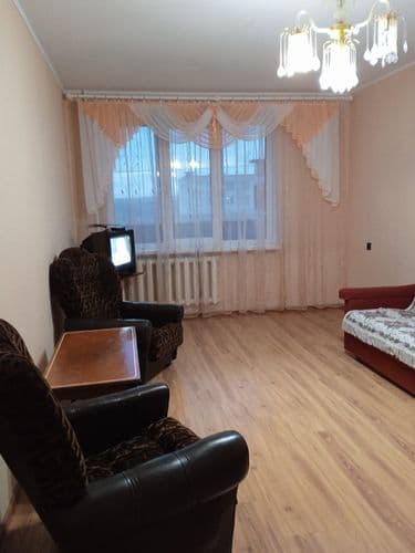 Сдается уютная трехкомнатная квартира с мебелью. По адресу г. Ошмяны, ул. Строителей, 34. Рядом школа, детский сад, магазины, аптека, озеро, все необх...