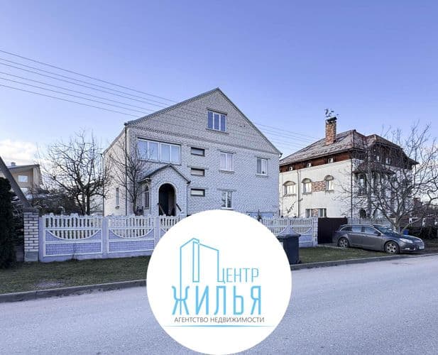 Продается просторный дом в городе в микрорайоне Южный с земельным участком 9,8 сотки. Дом отличается отличным месторасположением: частный сектор, хоро...