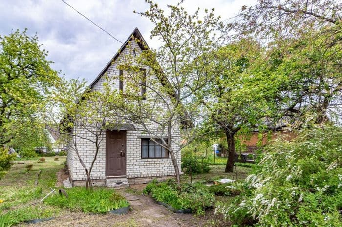 ПРОДАМ дачу в Минске по адресу пер. Болотникова. Площадь застройки 46 кв.метров. Дом двухэтажный кирпичный. Оформлен по техпаспорту и продается как од...