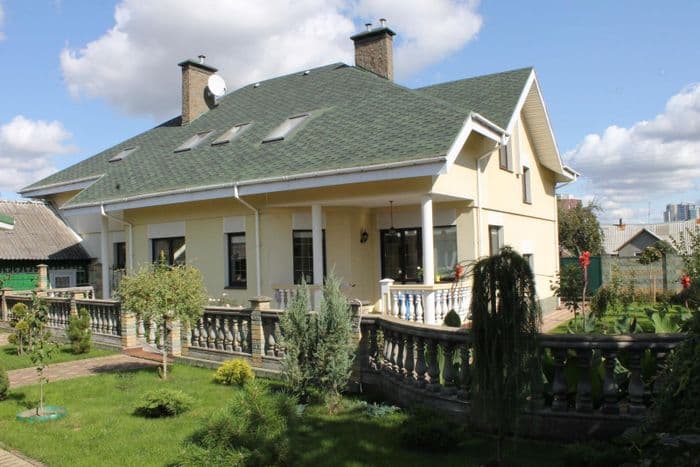 Коттедж представляет из себя, 2 жилых этажа, отдельную комнату для кинотеатра, цокольный этаж, с помещениями для постирочной, топочной, гараж. Дом пол...