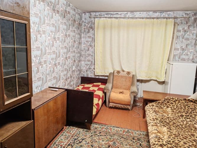 Окна выходят во двор. Рядом остановка городского транспорта, продовольственный магазин и рынок.