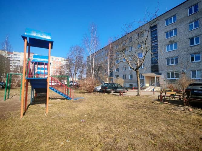 Продается двухкомнатная квартира в районе Полоцкого рынка и вокзала. Расположена на 3 этаже. Есть лоджия обшит вагонкой. Комнаты большие, раздельные. ...