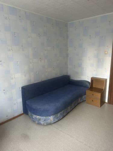 С 19 мая и с 1 июля сдается комната в трехкомнатной квартире. Для проживания одного человека 18-30 лет.Для пары и иностранцам чуть дороже.Комната отде...