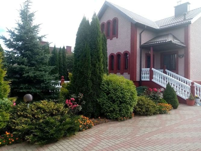 Услышь, как пахнет твое счастье... Помните этот запах? Запах тишины. Он пахнет хвоей от громадных туй, которые, словно стражи, охраняют ваш покой. О...