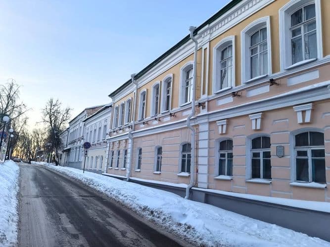 Атмосферная квартира в историческом доме с большими окнами находится в центре Витебска. Дом 1917 года постройки, кирпичный, с толстыми стенами - являе...