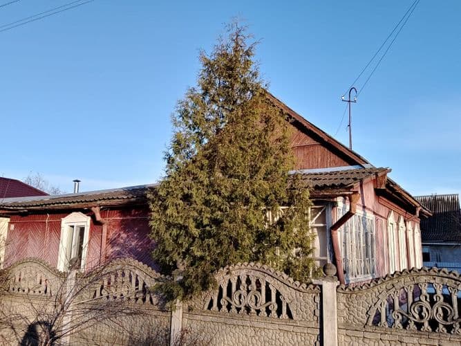 Продаётся жилой дом с коммуникациями в районе ж.д.Вокзала.Дом в жилом состоянии. Окна ПВХ, в зале, спальне, кухне натяжные потолки, заменены межкомна...