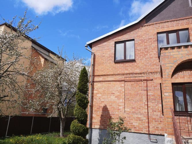 Полдома, отдельный вход. Асфальт, два парковочных места, тишина. Минимальный срок аренды - 3 месяца. Торг. Все вопросы в сообщения !