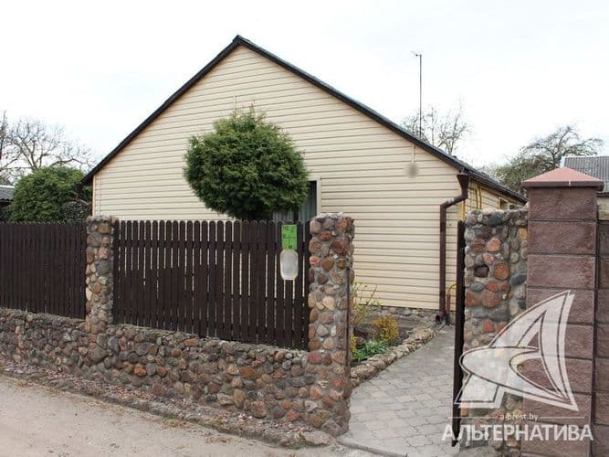 Жилой дом в г.Бресте. 1943 г.п. 1 этаж. Общ.СНБ - 64,2 кв.м, общ.- 64,2 кв.м, жил.- 36,5 кв.м, кух.- 6,9 кв.м. 3 комнаты, высота потолка - 2,65 м. Сте...